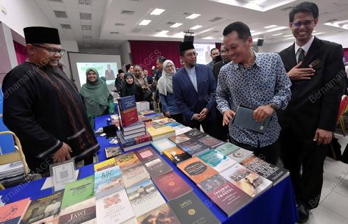 NIK NAZMI NIK AHMAD