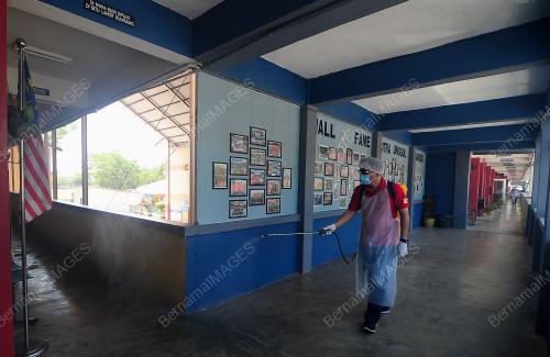 SANITASI DI DALAM SEKOLAH MENJELANG SESI PERSEKOLAHAN 2021