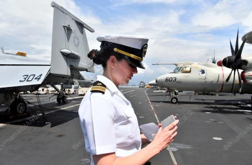 KAPAL PENGANGKUT PESAWAT KELAS NIMITZ US NAVY BERLABUH