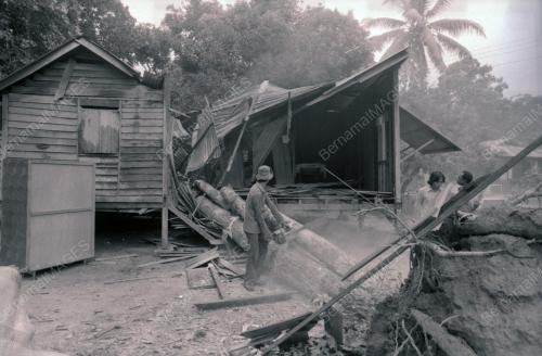 RUMAH DITIMPA POKOK DI KAMPUNG PAYA JARAS