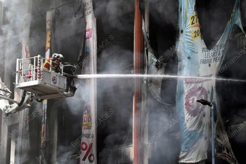GUDANG TEKSTIL TERBAKAR DI SHAH ALAM
