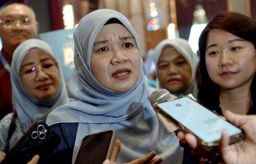 FADHLINA SIDEK