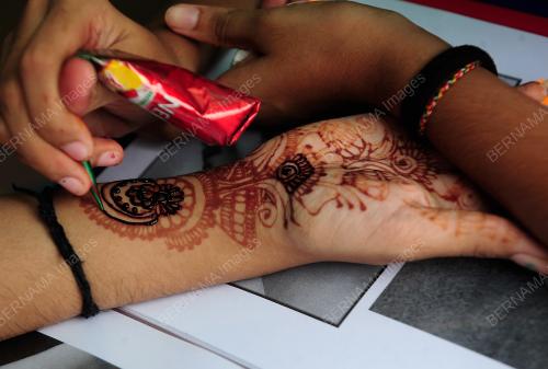 UKIRAN HENNA MEMERIAHKAN SAMBUTAN PERAYAAN DEEPAVALI