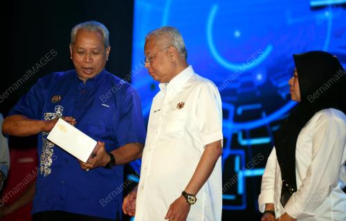 DATUK SERI ISMAIL SABRI YAAKOB