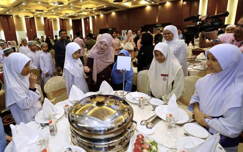 FADHLINA SIDEK