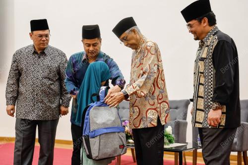 DR MOHAMMAD FAHMI NGAH