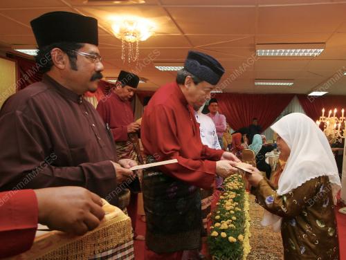 SULTAN SHARAFUDDIN IDRIS SHAH