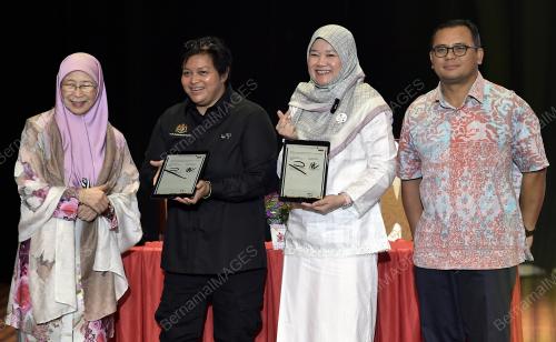 DATUK SERI DR WAN AZIZAH WAN ISMAIL