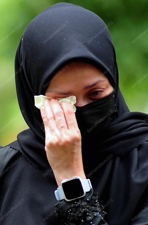 PENGKEBUMIAN JENAZAH AYAHANDA TENGKU PERMAISURI SELANGOR
