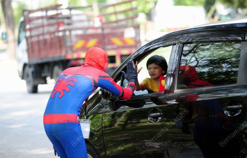 PENJUAL PATI TEH AIS MENJELANG SEKATAN PERGERAKAN PENUH