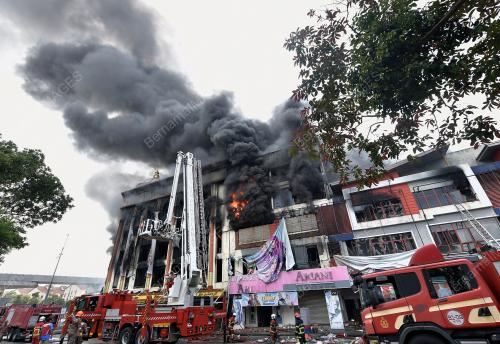 GUDANG TEKSTIL TERBAKAR DI SHAH ALAM