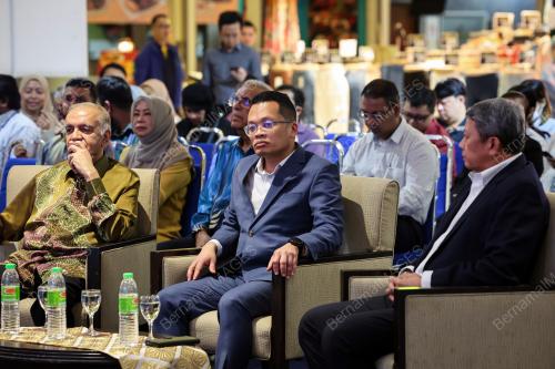 NIK NAZMI NIK AHMAD