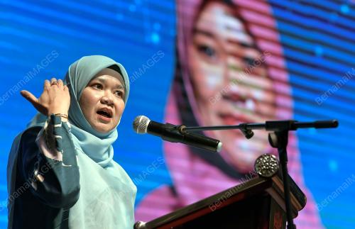 FADHLINA SIDEK