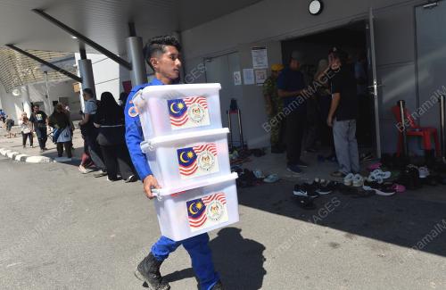 KIT MAKANAN KEPADA MANGSA KEBAKARAN