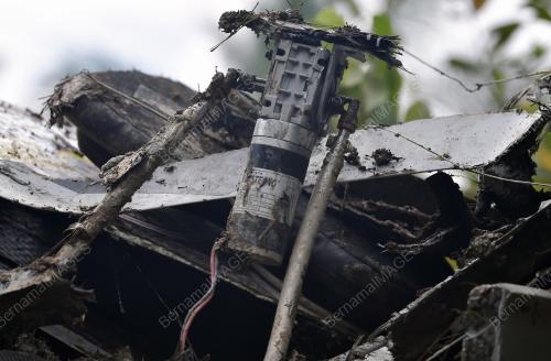 BANGKAI PESAWAT TERHEMPAS DIBAWA KELUAR