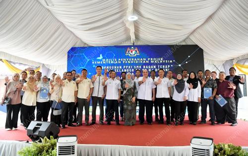 FADHLINA SIDEK