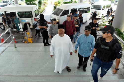CEO GISBH DAN ISTERI BERSAMA 19 INDIVIDU DIREMAN