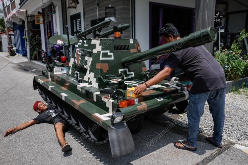 PERHIASAN MOTOSIKAL MENJADI KERETA KEBAL