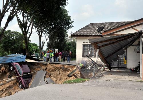 SG14_26112016_TANAH_RUNTUH