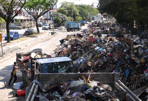 KERJA-KERJA PEMBERSIHAN SISA BANJIR