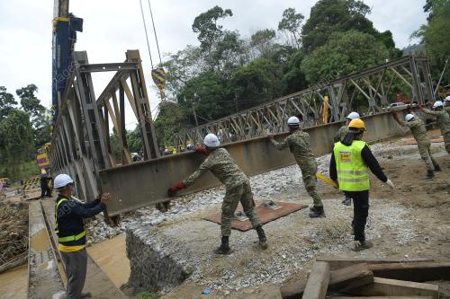 JAMBATAN SEMENTARA SG LUI