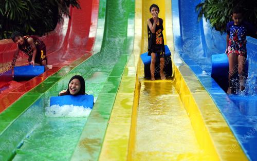 TINJAUAN ORANG RAMAI MENGUNJUNGI TAMAN TEMA AIR @ I-CITY