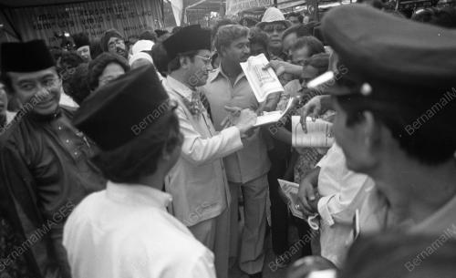 SG15_14012015_PM_BANGUNAN_UMNO