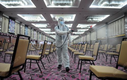 ANGGOTA BOMBA MEMBUAT SEMBURAN CECAIR PEMBASMI KUMAN DI PPV IDCC