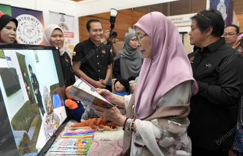 DATUK SERI DR WAN AZIZAH WAN ISMAIL