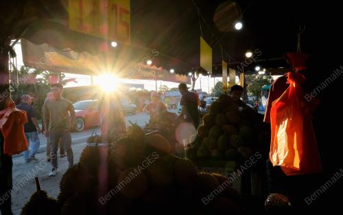 ORANG RAMAI MENIKMATI RAJA BUAH (DURIAN)