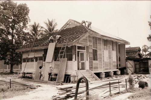 MEMPERBAIKI RUMAH ROSAK