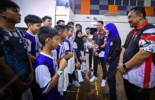 MAJLIS MENANDATANGANI PENAUNG DIRAJA ROSLIN HASHIM BADMINTON ACA