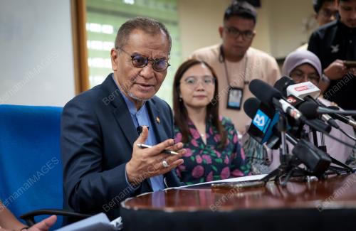 DATUK SERI DR DZULKEFLY AHMAD
