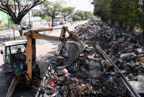 KERJA-KERJA PEMBERSIHAN SISA BANJIR