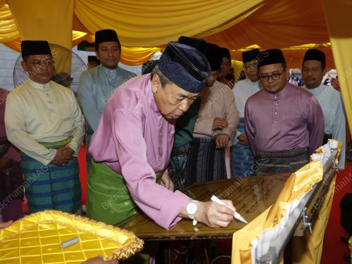 SULTAN SHARAFUDDIN IDRIS SHAH
