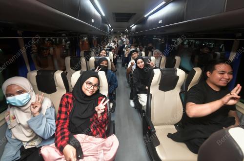 PELAJAR UiTM PULANG UNTUK MENGUNDI