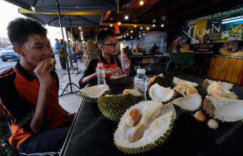 ORANG RAMAI MENIKMATI RAJA BUAH (DURIAN)