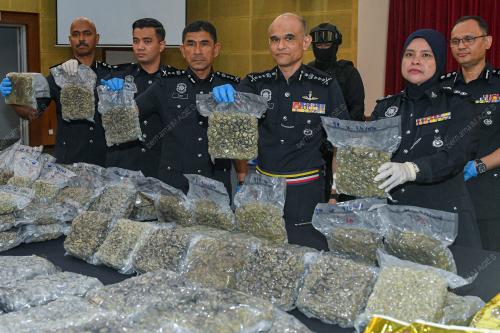 DATUK SHAZELI KAHAR