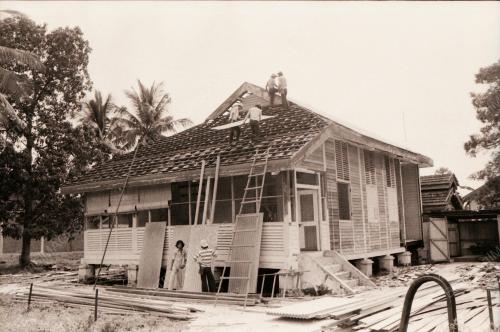 MEMPERBAIKI RUMAH ROSAK