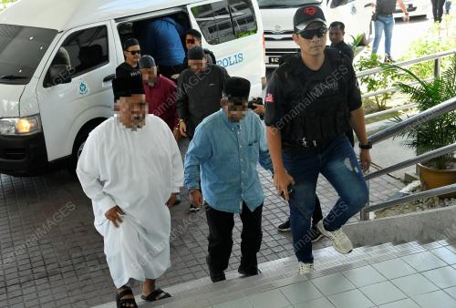 CEO GISBH DAN ISTERI BERSAMA 19 INDIVIDU DIREMAN