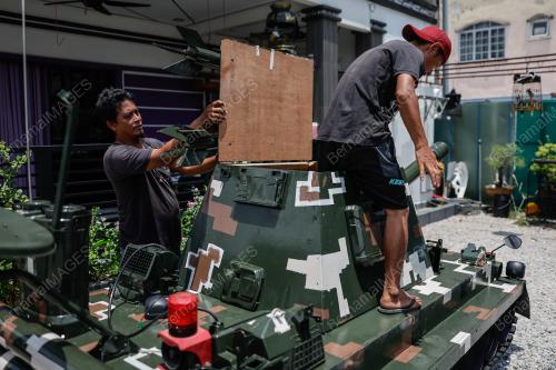 PERHIASAN MOTOSIKAL MENJADI KERETA KEBAL