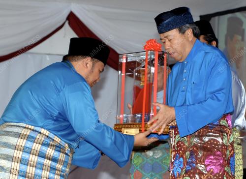 SULTAN SHARAFUDDIN IDRIS SHAH