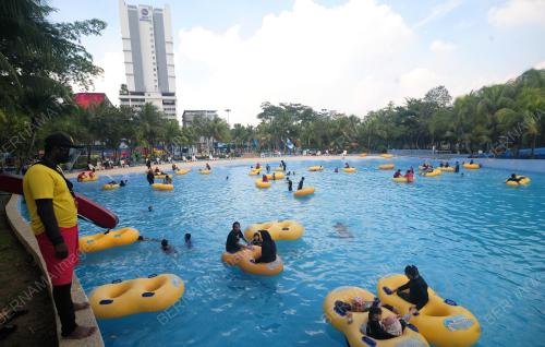 TINJAUAN ORANG RAMAI MENGUNJUNGI TAMAN TEMA AIR @ I-CITY