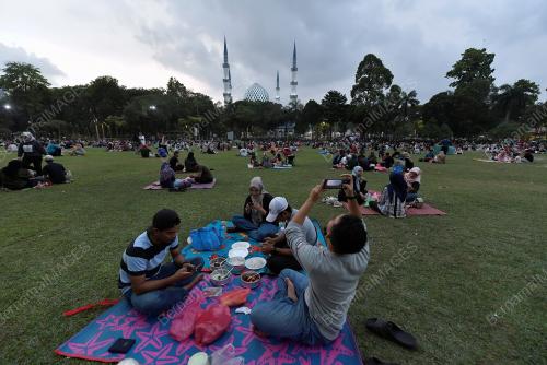TINJAUAN ORANG RAMAI BERBUKA DI DATARAN