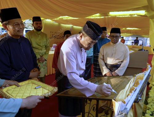 SULTAN SHARAFUDDIN IDRIS SHAH
