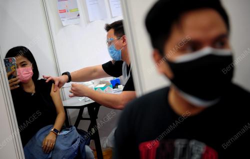 TINJAUAN HARI PERTAMA PEMBERIAN VAKSIN ASTRAZENECA DI IDCC