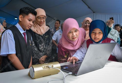 FADHLINA SIDEK