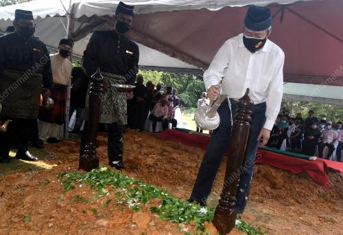 PENGKEBUMIAN JENAZAH BEKAS MENTERI BESAR SELANGOR