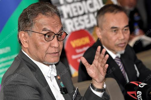 DATUK SERI DR DZULKEFLY AHMAD