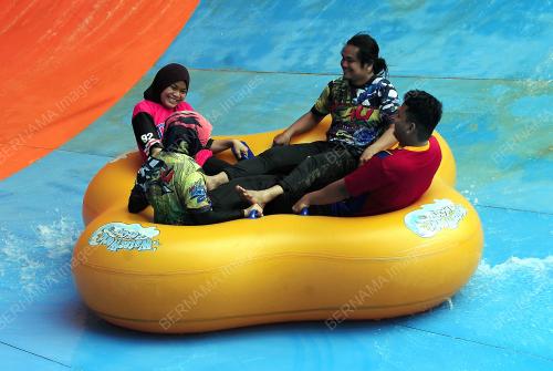 TINJAUAN ORANG RAMAI MENGUNJUNGI TAMAN TEMA AIR @ I-CITY